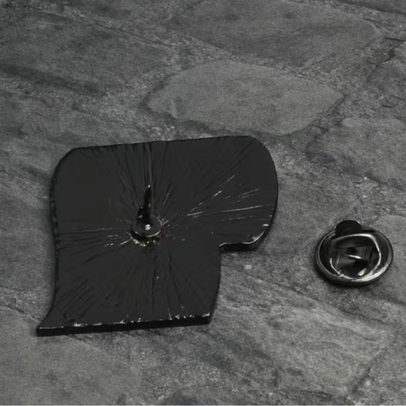 Pin - “Shit Happens” - Picture 4 of 6